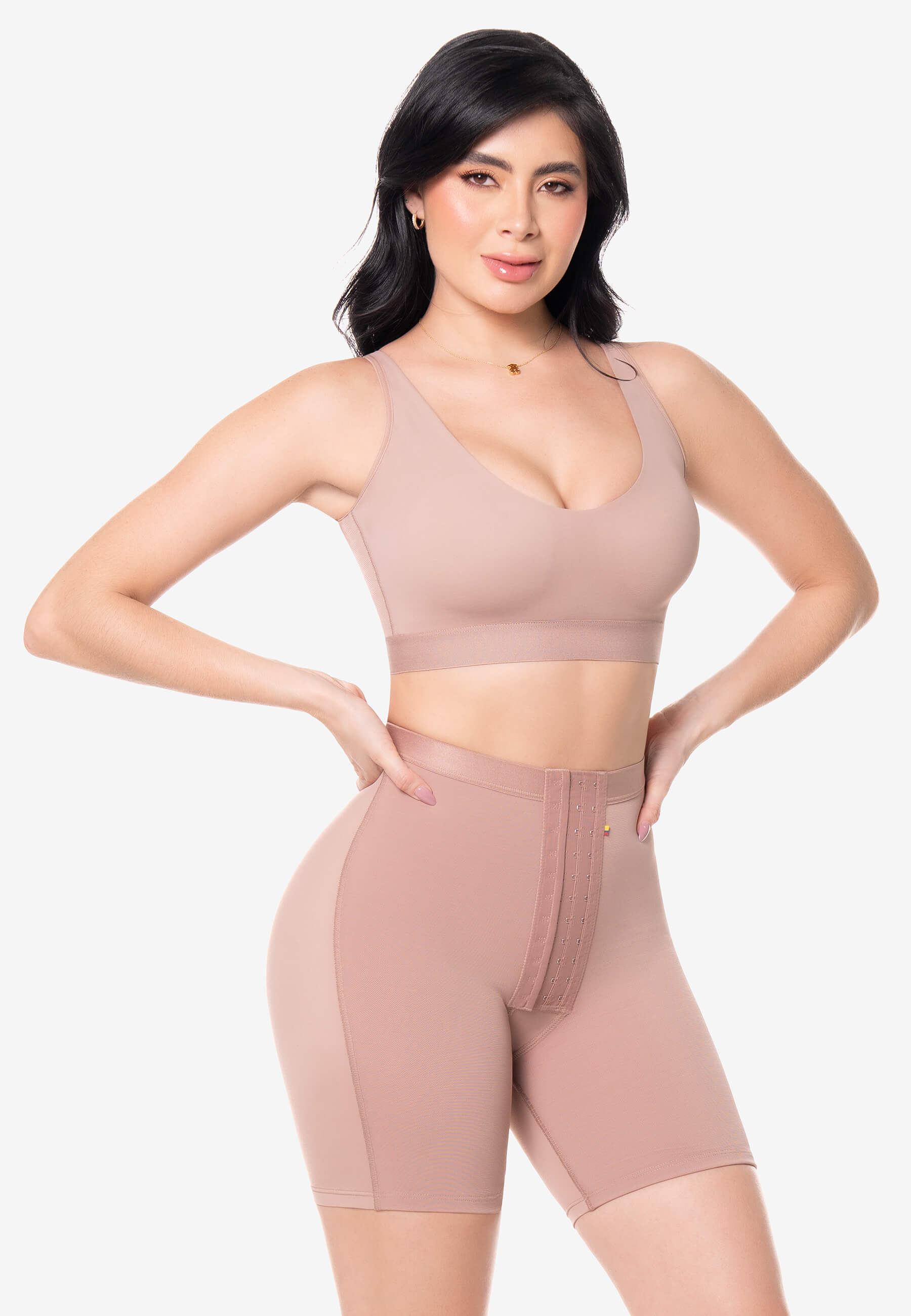 Curvia Short Miranda a la cintura media pierna con realce Cocoa